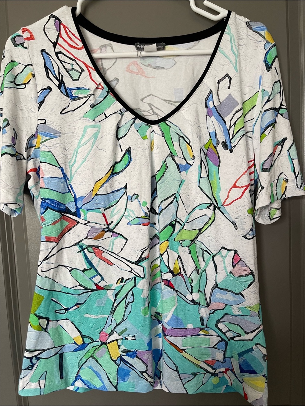 Simply Art by Dolcezza Abstract Leaf Print V-Neck Short Sleeve Tee - Multicolor